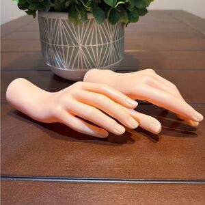 Display hands plastic set of 2